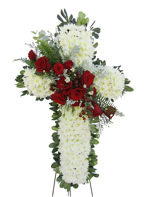 Cruz blanca con moño de rosas rojas 