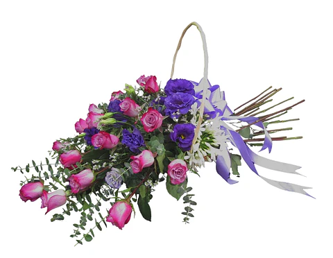 Cesta de rosas moradas en forma de ramo