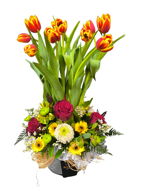 Pecera de tulipanes anaranjados y rosas 