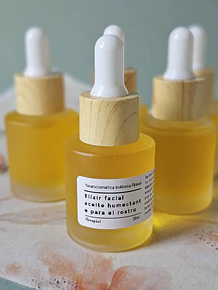 Elixir facial con aceites vegetales y esenciales.