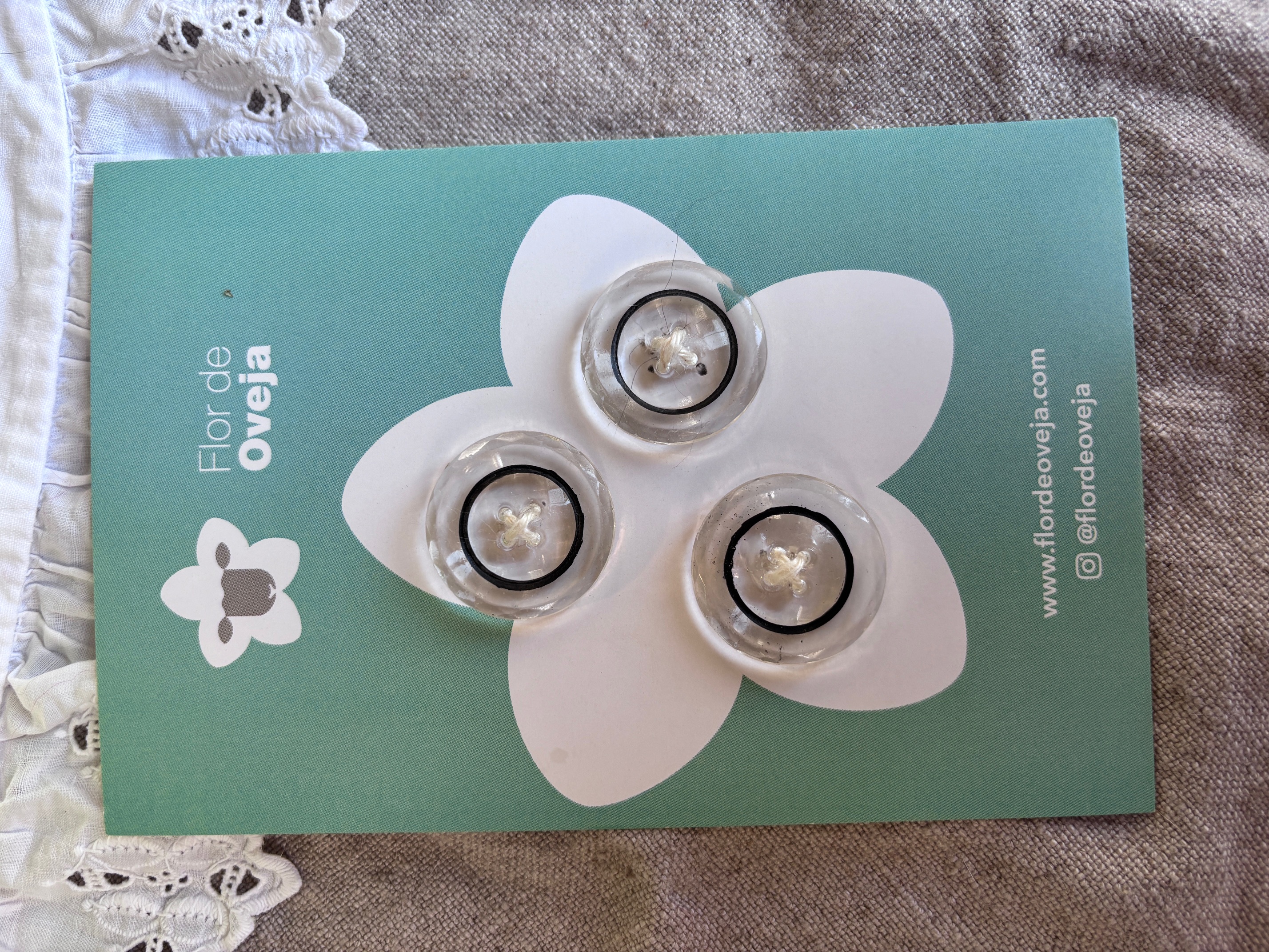 Set de 3 botones transparente con diseño en borde y línea negra 26 mm