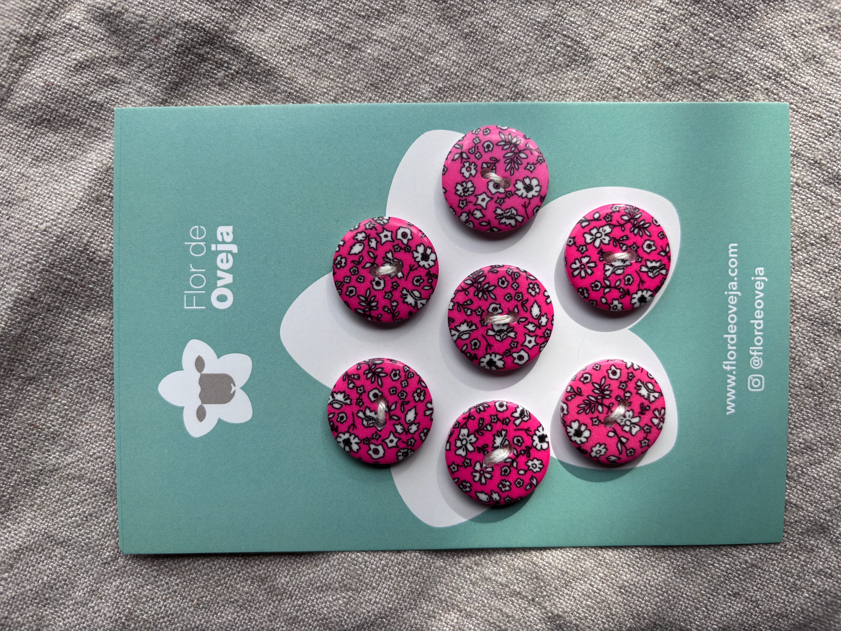 Set de 7 botones fuccia con flores blancas 23 mm