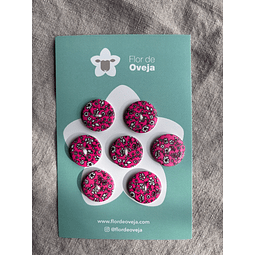 Set de 7 botones fuccia con flores blancas 23 mm