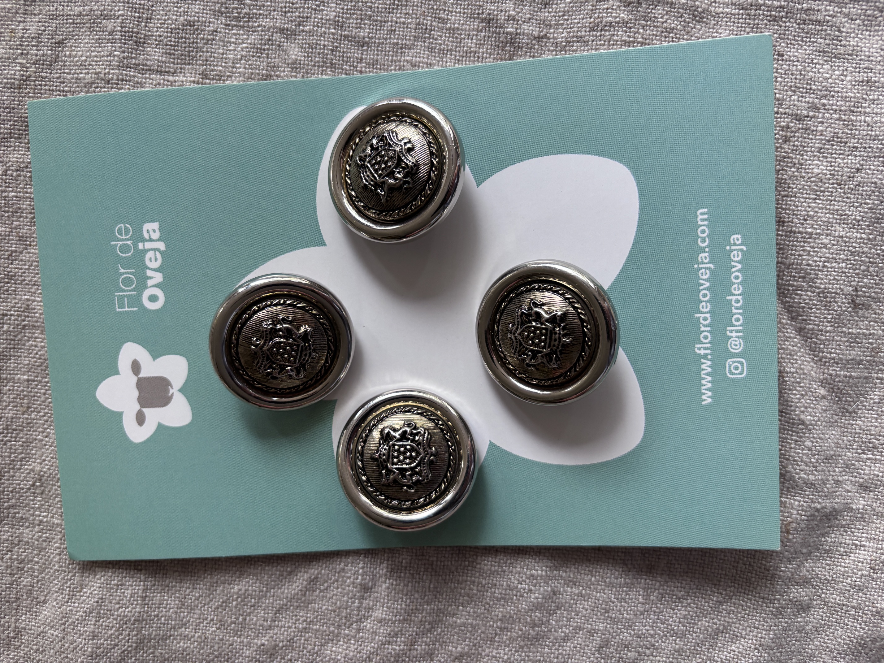Set de 4 botones con diseño de escudo 30mm