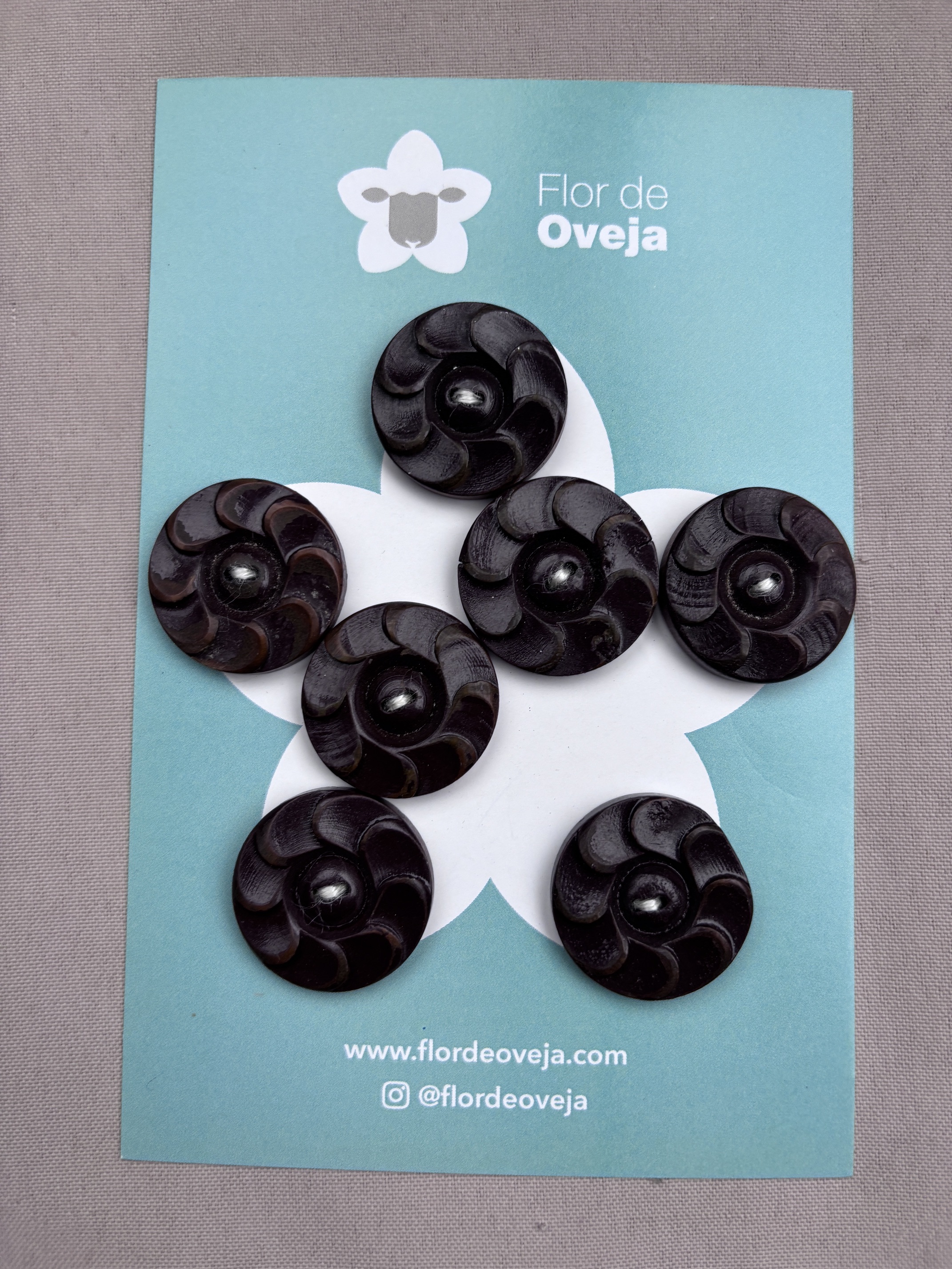 Set de 7 botones de madera de 25 mm con relieve