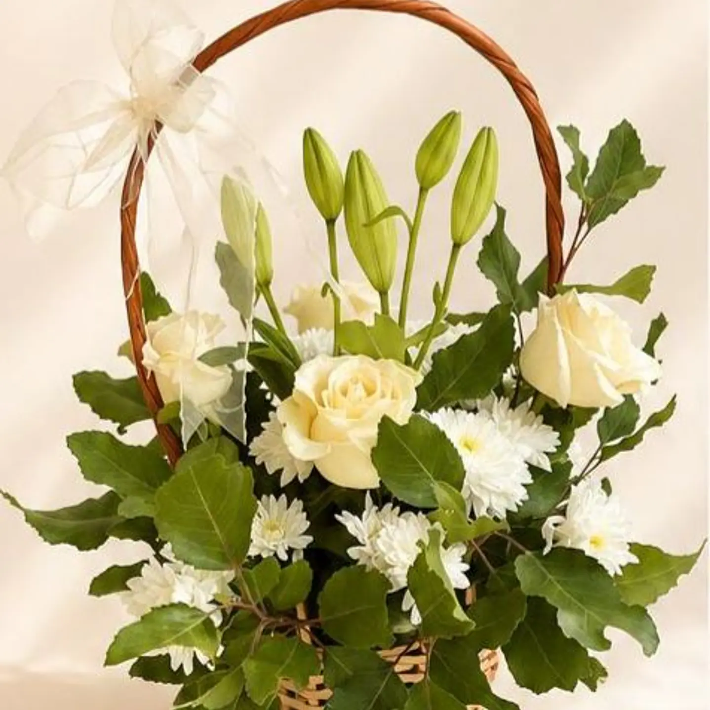 Canasto rosas blancas, maules y lilum