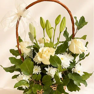 Canasto rosas blancas, maules y lilum