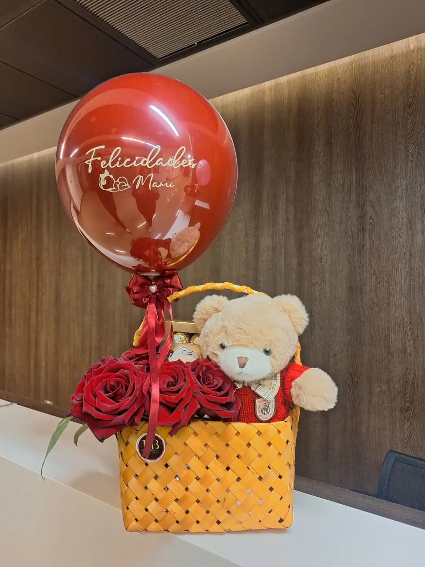 Canasta Floral con Osito y Globo Burbuja Personalizado 1