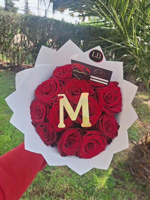 Ramo con Inicial Dorada y 12 Rosas Naturales