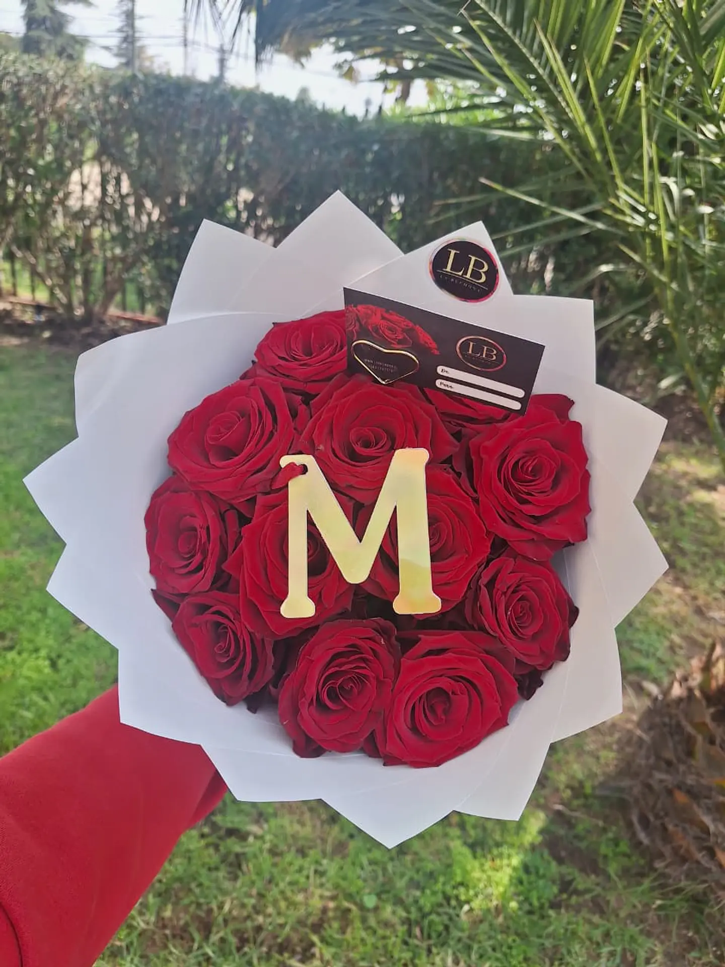 Ramo con Inicial Dorada y 12 Rosas Naturales 1