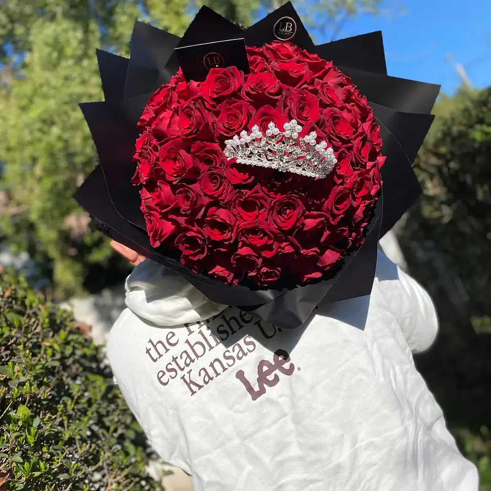 Ramo 100 rosa con corona 1