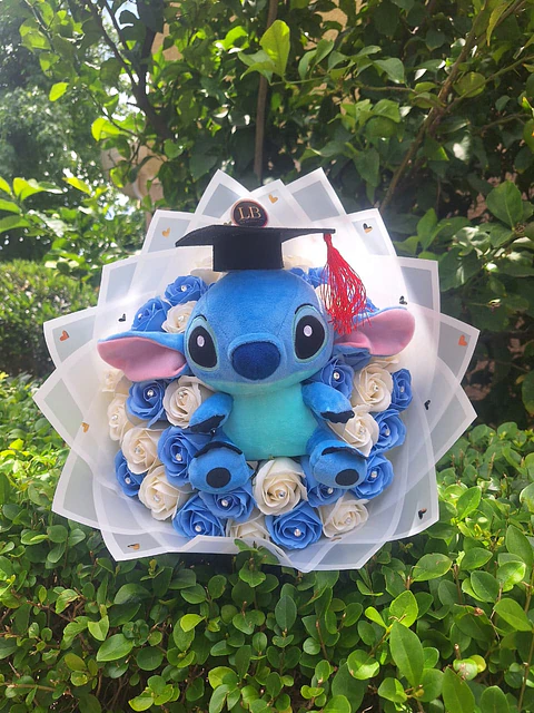 Ramo de Stitch Graduado con 19 Rosas Eternas 🎓💙