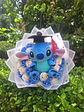 Ramo de Stitch Graduado con 19 Rosas Eternas 🎓💙 - Miniatura 1
