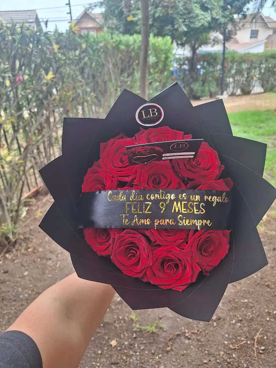 Ramo de rosas naturales con mensaje personalizado  3