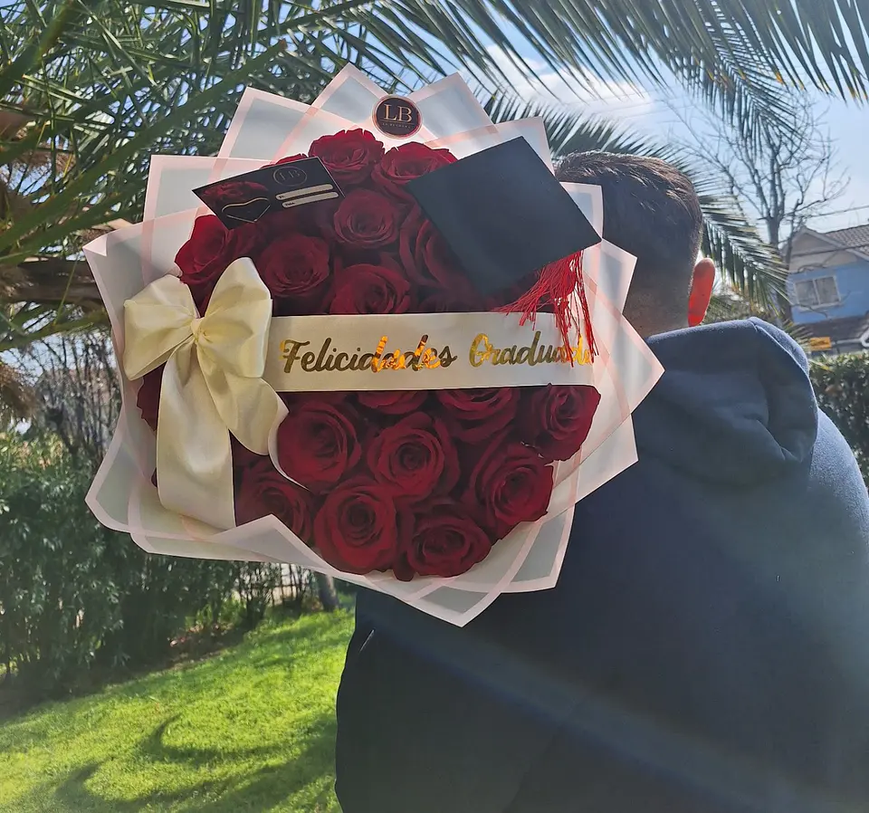 Ramo de 25 Rosas Naturales Graduada! 🎓🌹 2