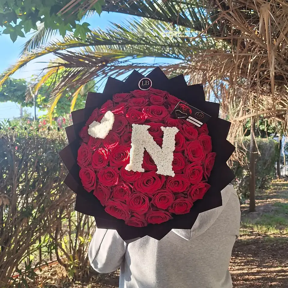 Ramo 50 Rosas Naturales + Inicial 1