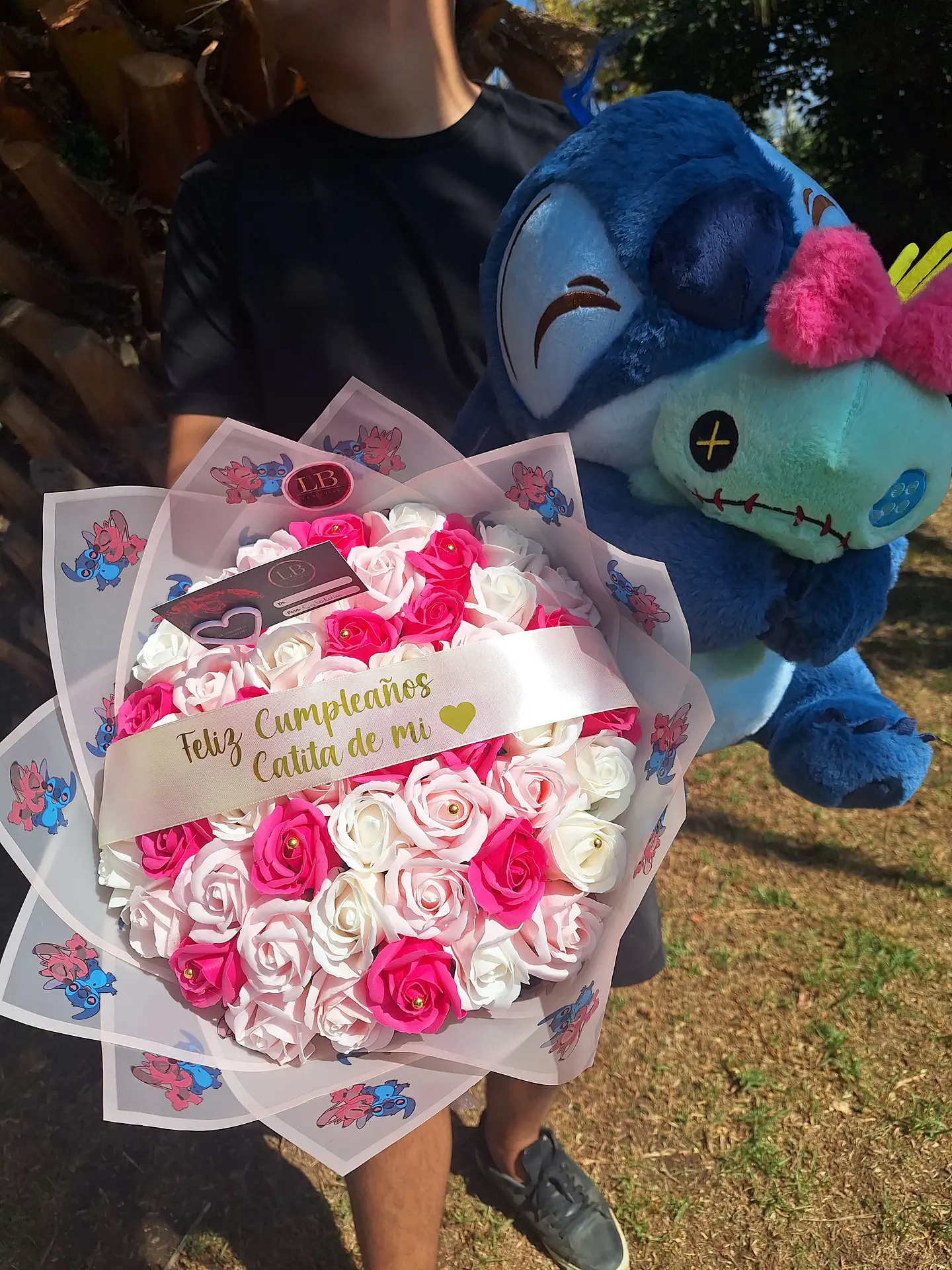 Ramo de 50 Rosas eterna + peluche stitch  1