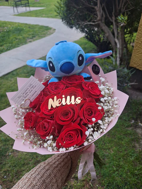 12 Rosas Naturales + Stitch 