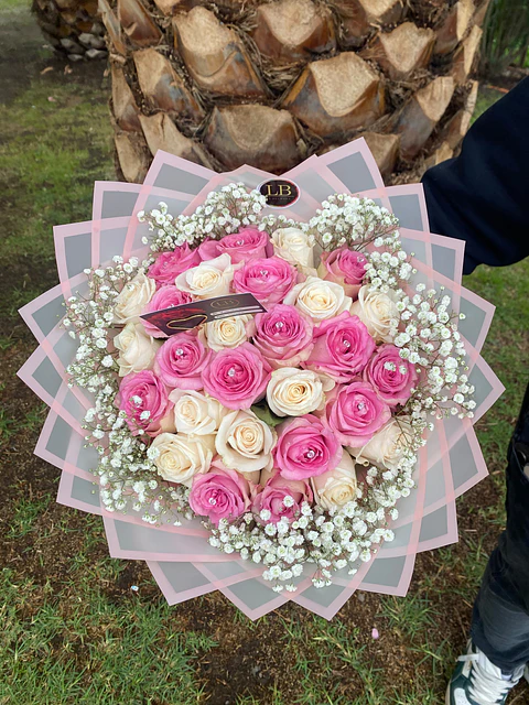 Ramo de Rosas rosadas y blancas