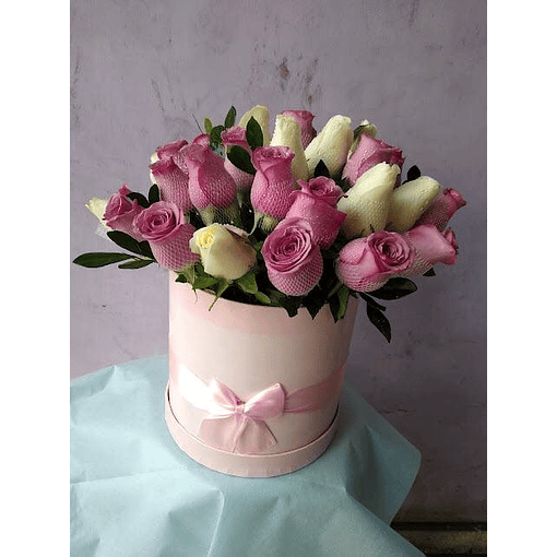 BOX  de Rosas Lilas y Blancas