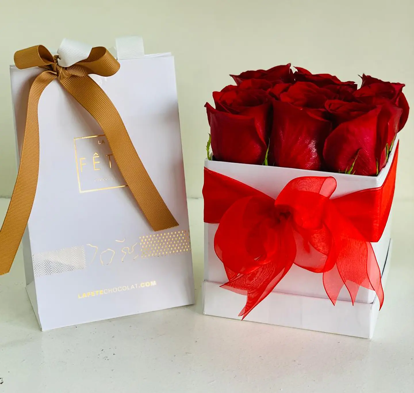 Caja de 9 Rosas y Tableta de Chocolate 1