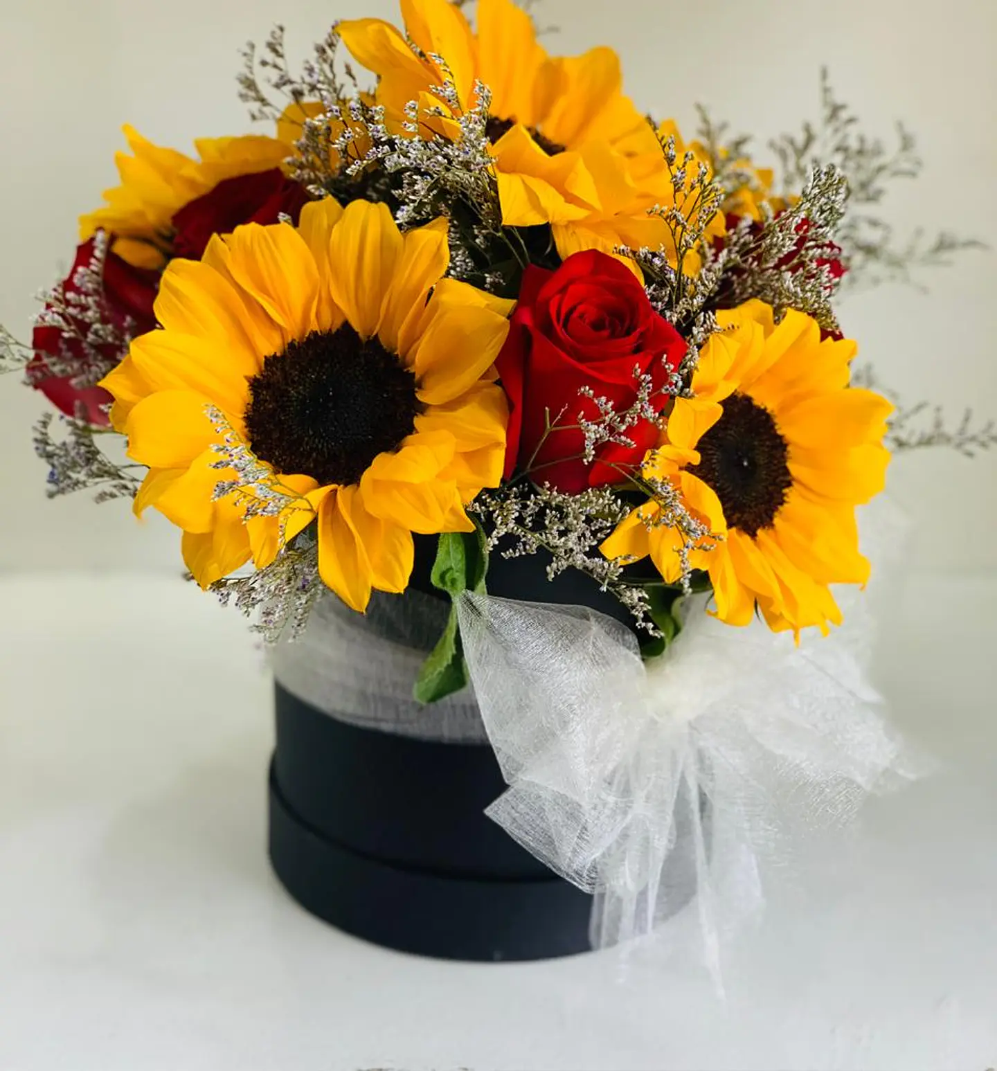 Caja de Girasoles y Rosas 1