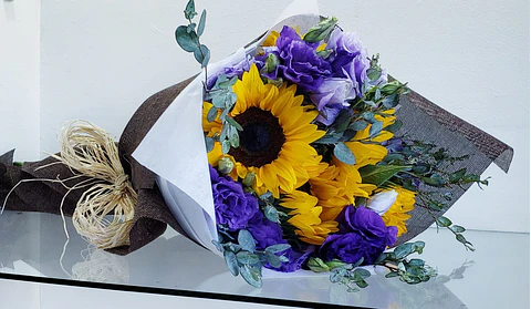 Ramo de Girasoles y Lishantus