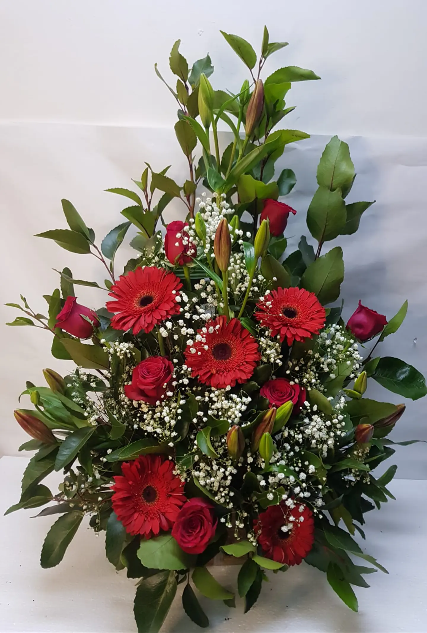Arrimo de Gerberas y Rosas Rojas 1