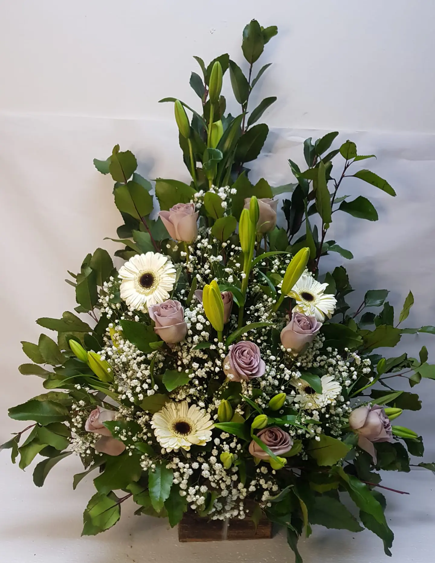 Arrimo de Rosas y Gerberas Blancas 1