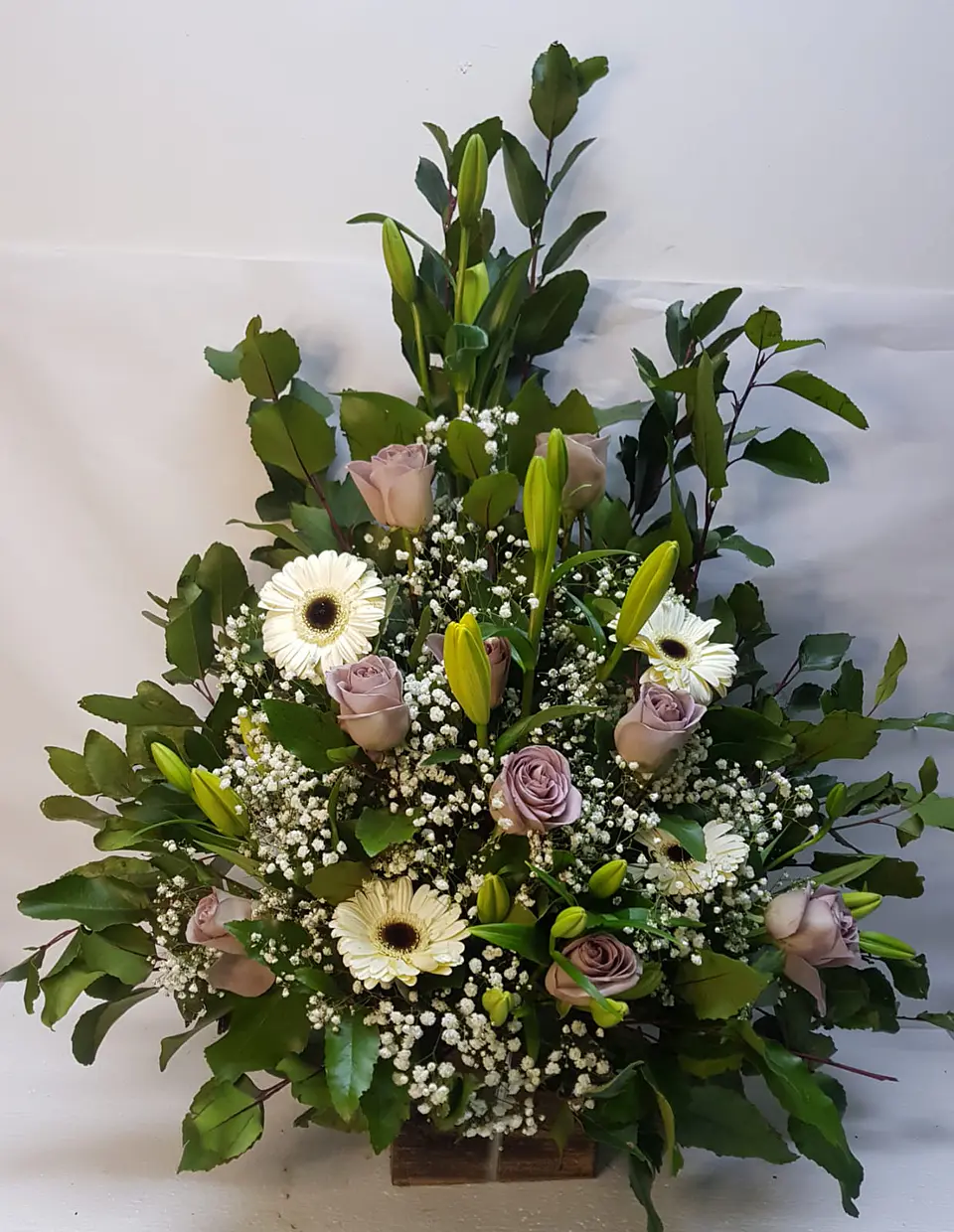 Arrimo de Rosas y Gerberas Blancas 1