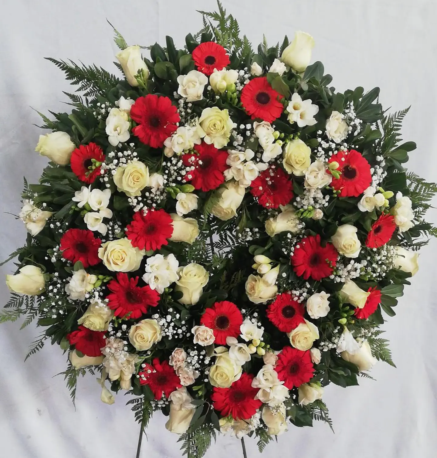 Corona de Gerberas Rojas y Rosas 1