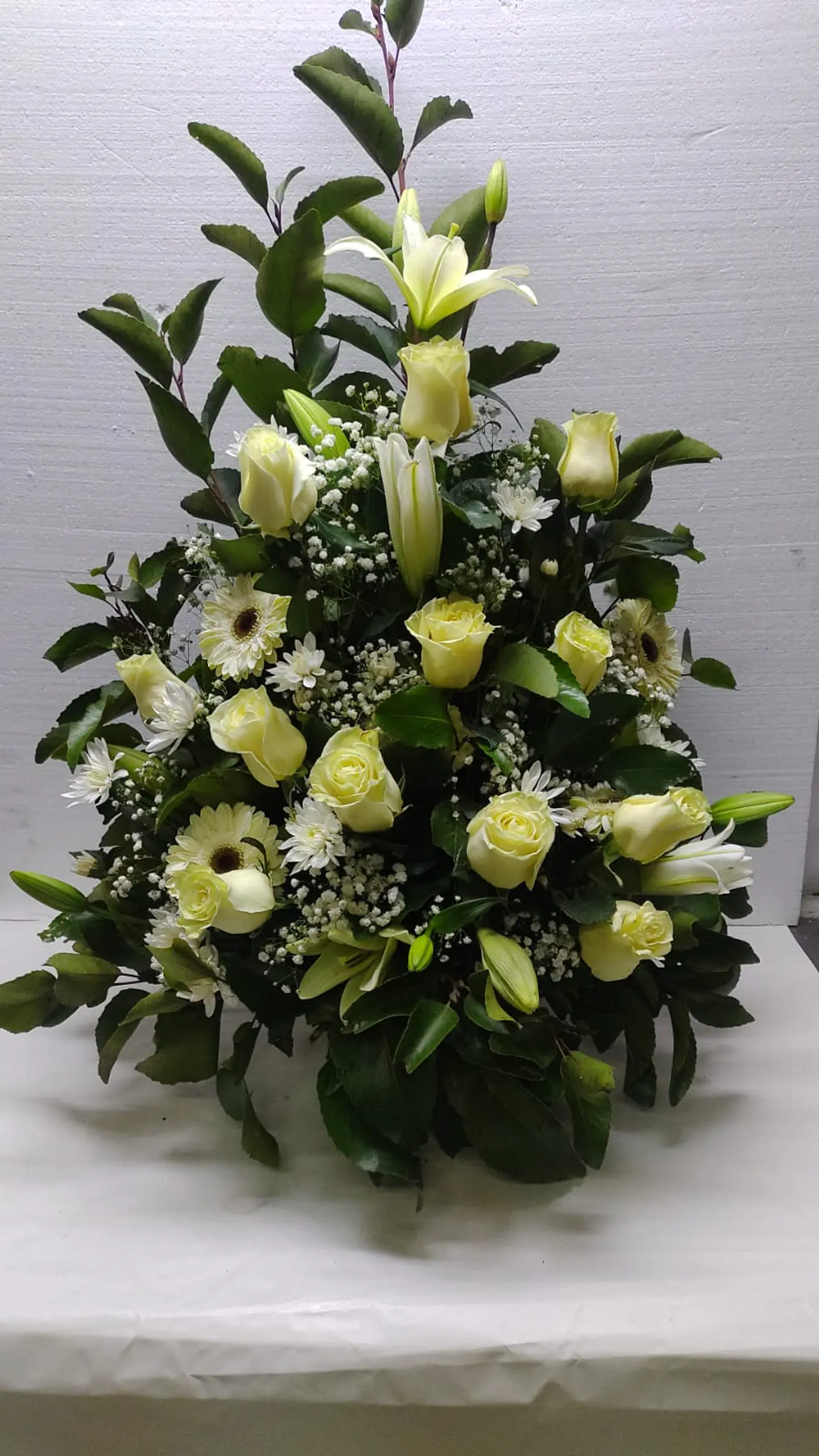 Arrimo mediano de Rosas y Gerberas Blancas 1