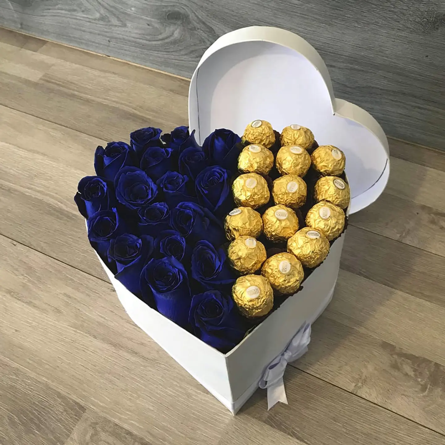 Corazon de Rosas Azules y chocolates 1