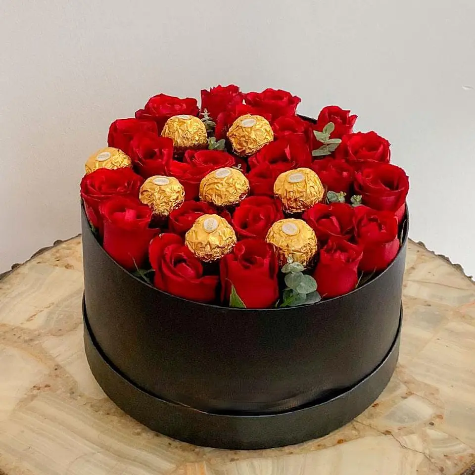 Caja Redonda de Rosas y Chocolates 1
