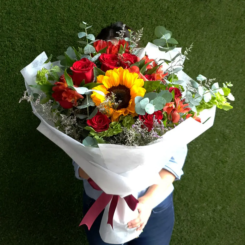 Ramo de Rosas y Girasol 1
