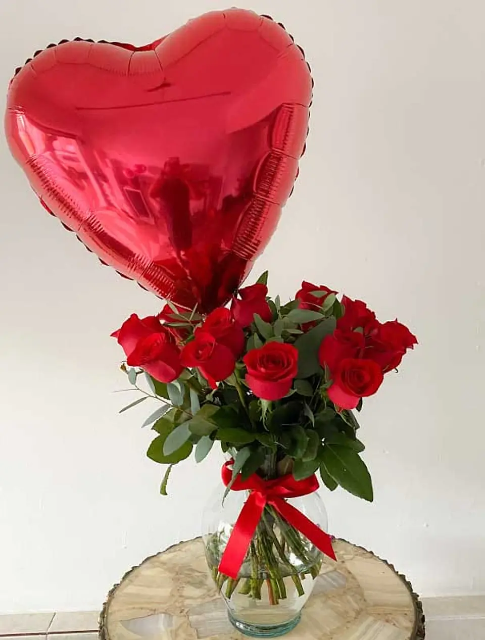 Florero de Rosas y Globo de Corazon 1