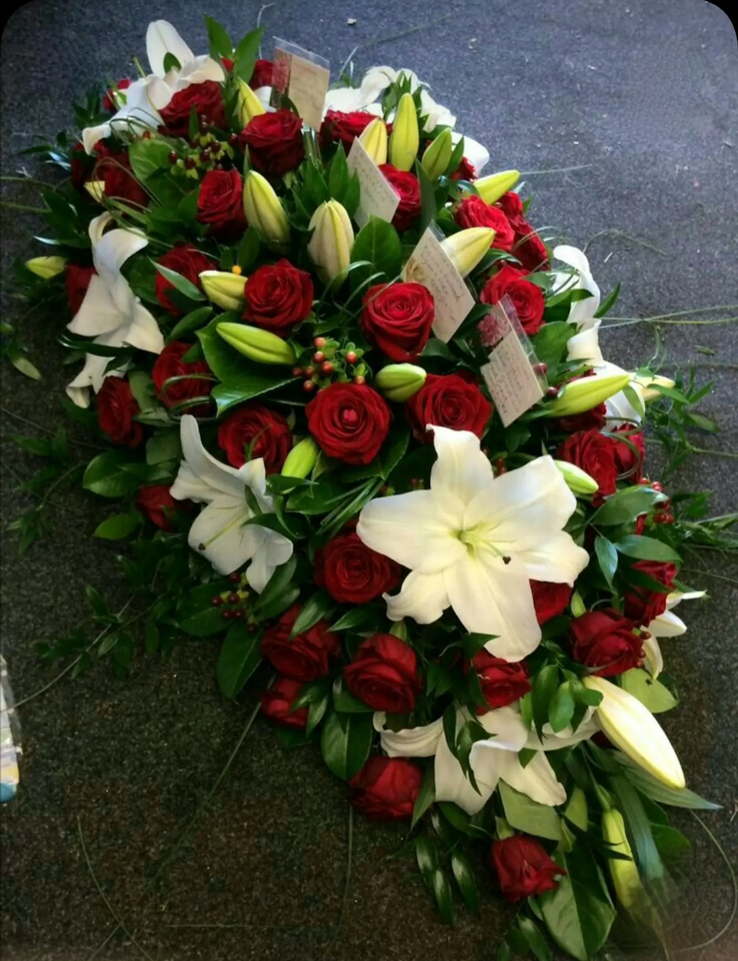 Cubre urna de rosas y lilium 1
