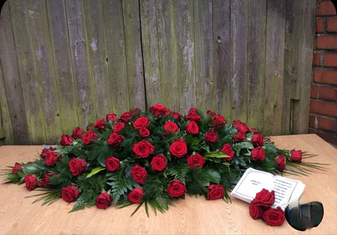 Cubre Urna de 30 Rosas Rojas