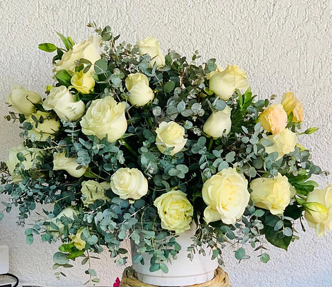 Arreglo Floral en cerámica de Rosas y Lisianthus