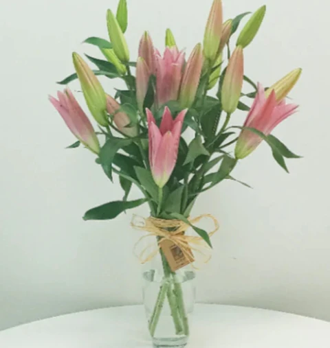 LILIUM ORIENTAL 10 VARAS EN FLORERO