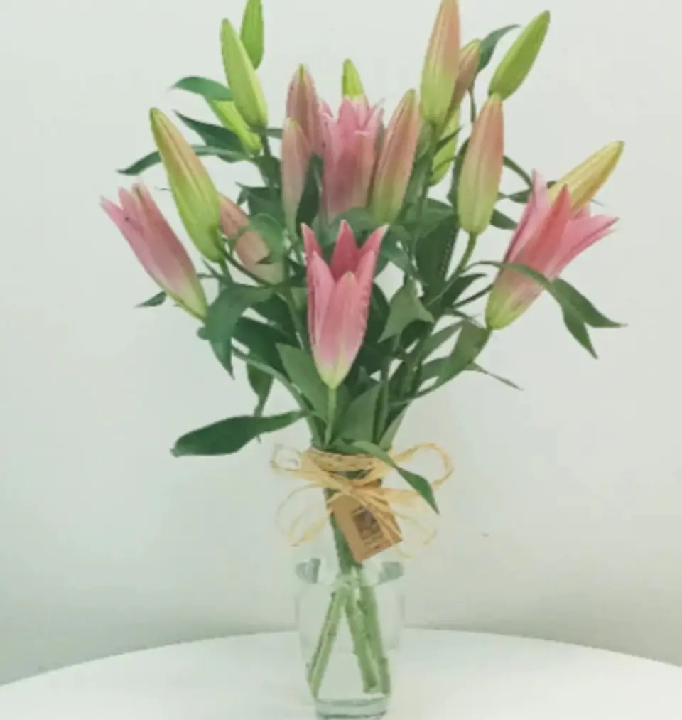 LILIUM ORIENTAL 10 VARAS EN FLORERO 1