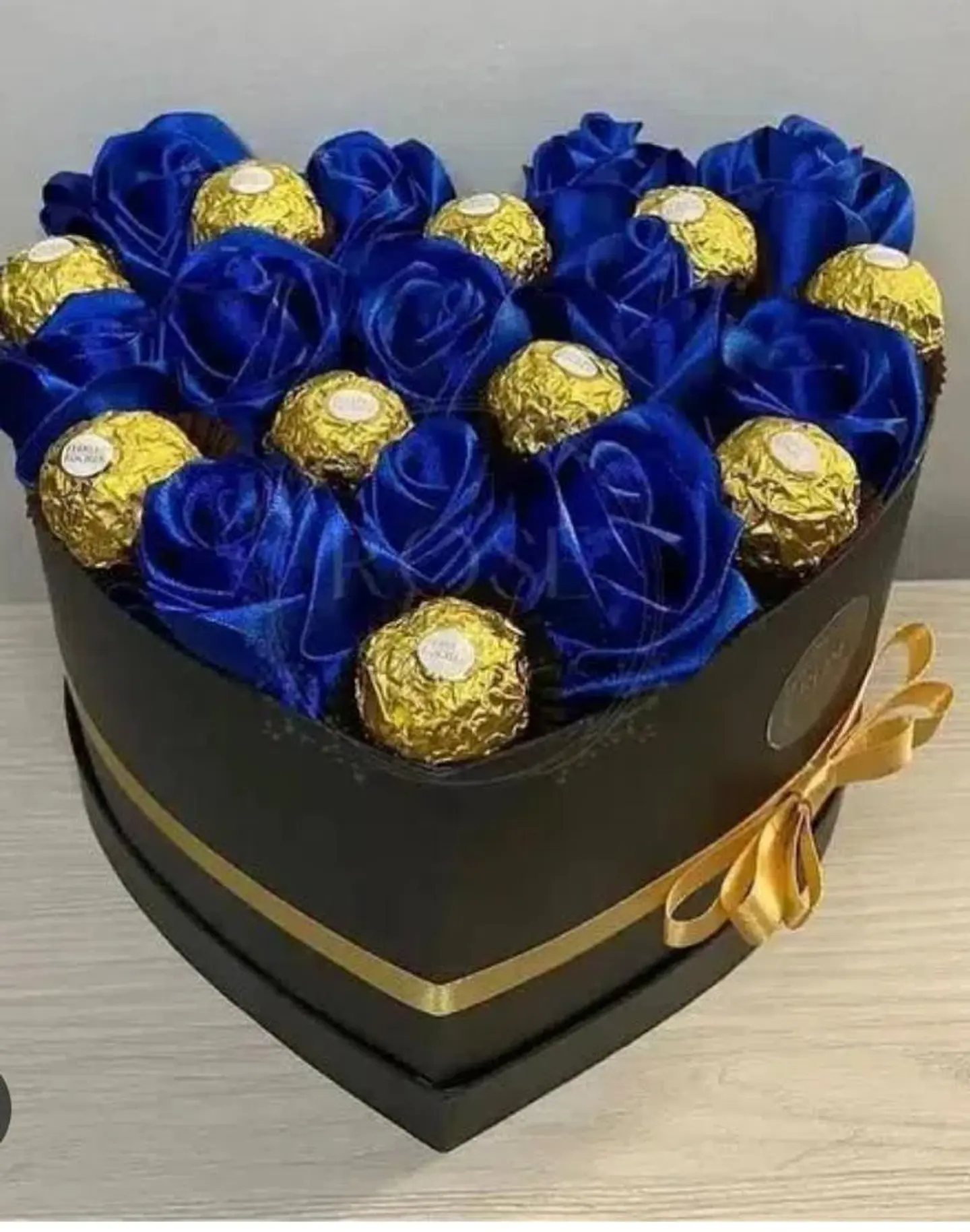 Corazon de Rosas Azules y Chocolates 1