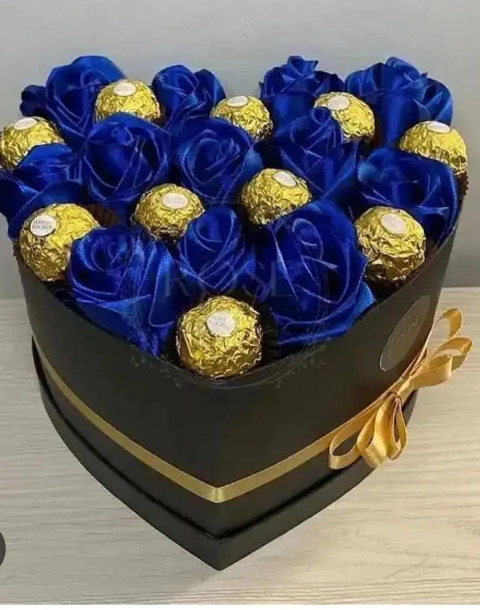 Corazon de Rosas Azules y Chocolates 1