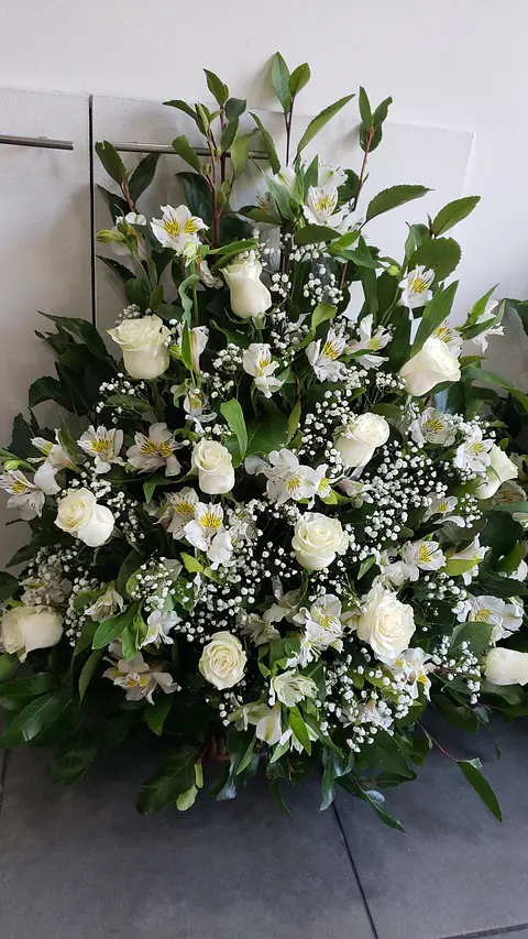 Arrimo de 12 Rosas y Astromelias