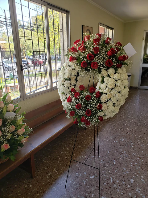 Ovalo Fúnebre Grande con Rosas Rojas
