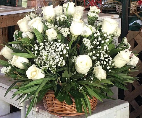 Canasto de Rosas Blancas y Ghipso