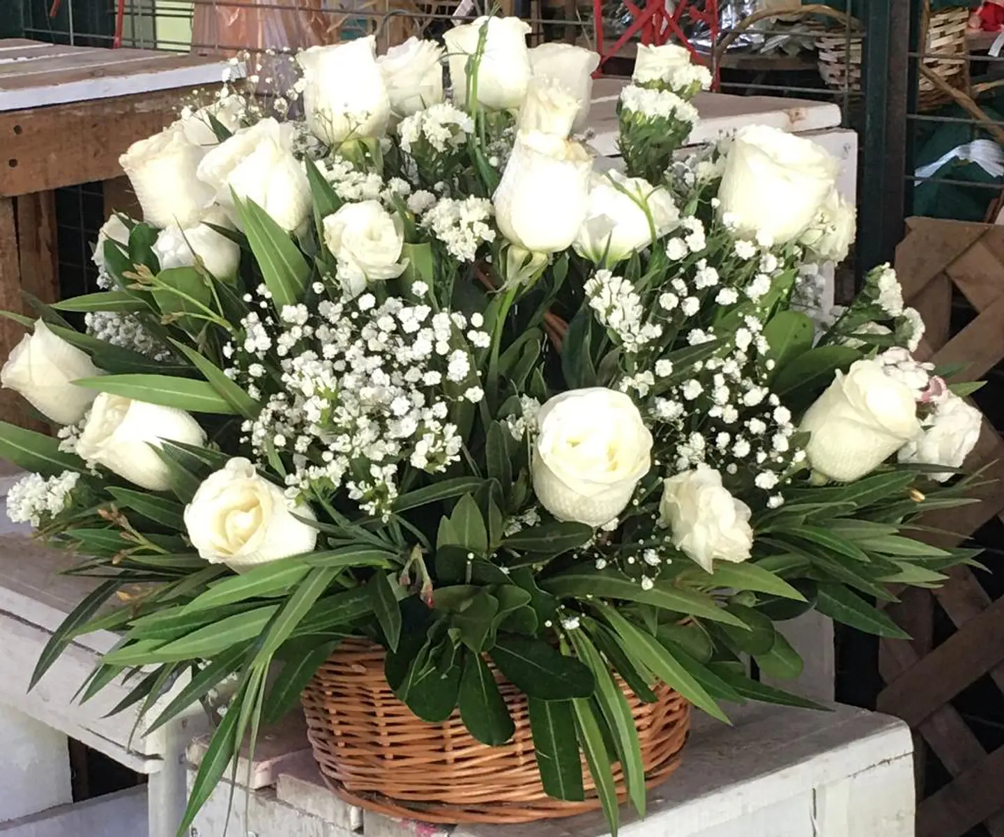 Canasto de Rosas Blancas y Ghipso 1