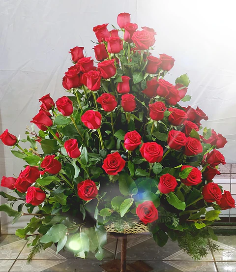Canasto de 100 Rosas Ecuatorianas