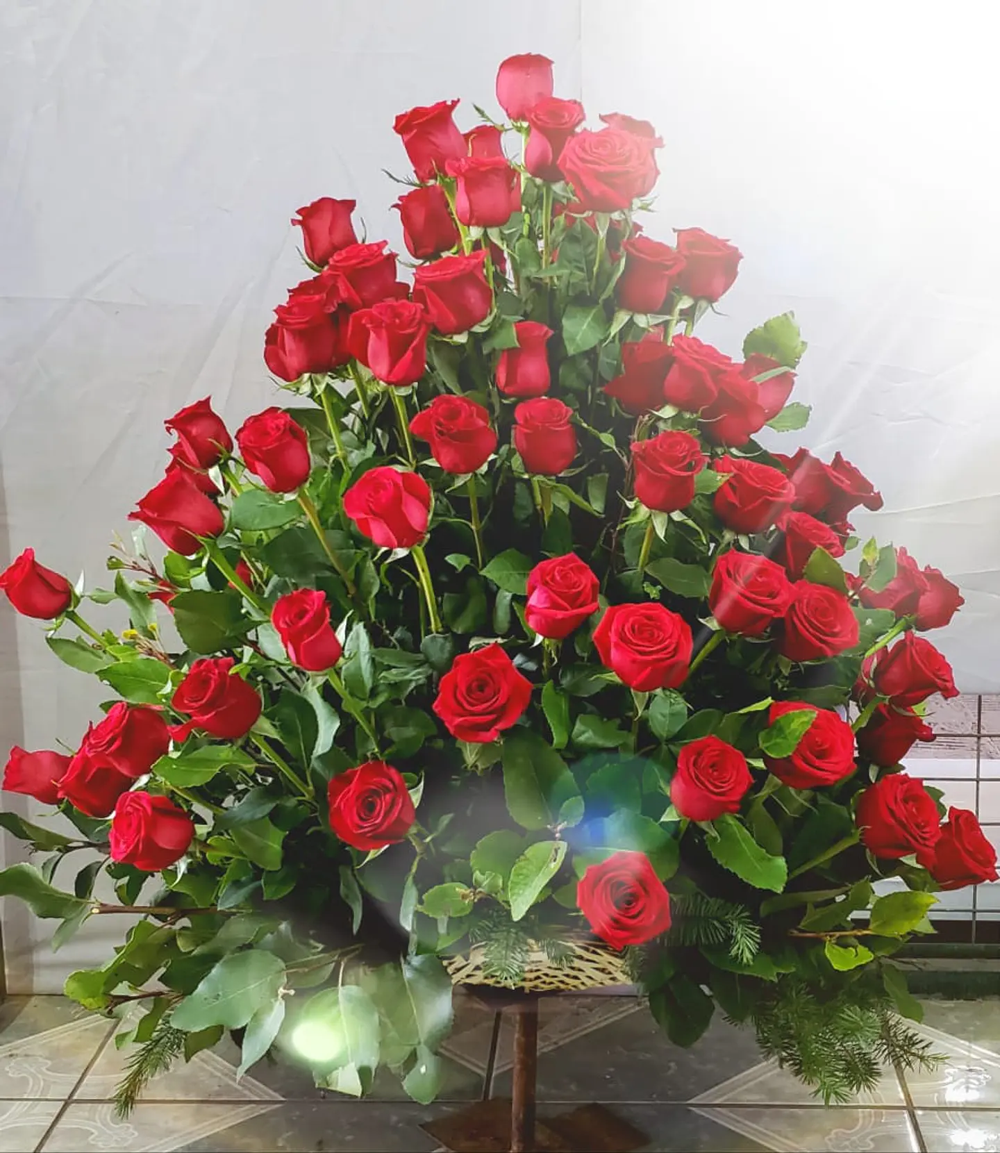 Canasto de 100 Rosas Ecuatorianas 1