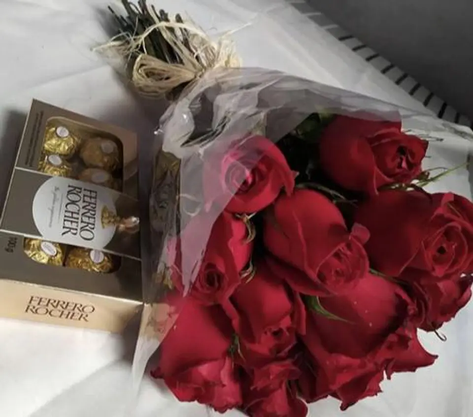 Ramo de 12 Rosas y Chocolate Ferrero 1